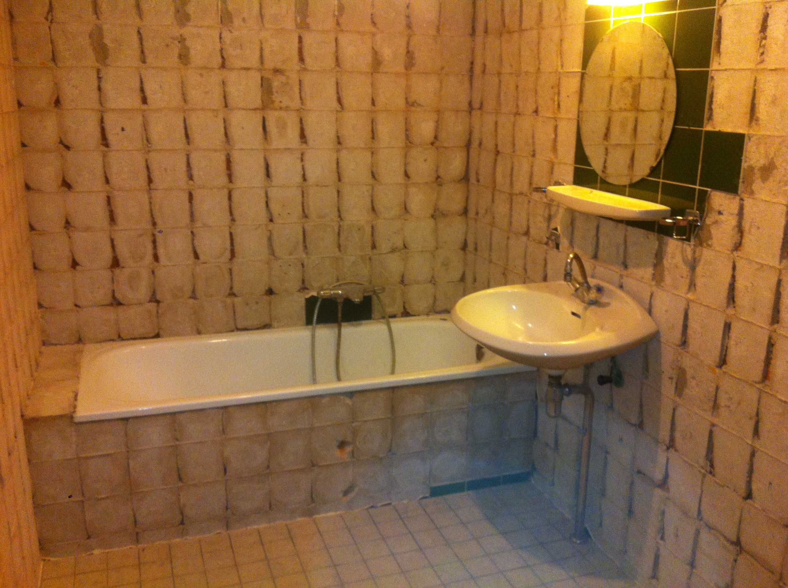 Badkamer voor renovatie, van bad naar inloopdouche